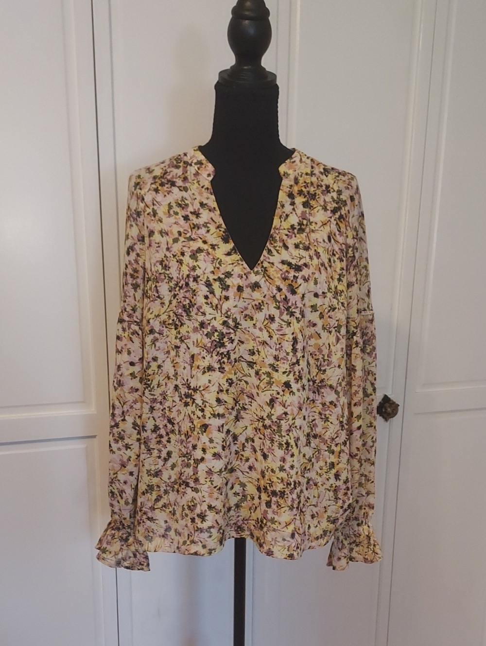 Nordstrom All In Favor V Neck Blouse Cream Floral Pullover Size M